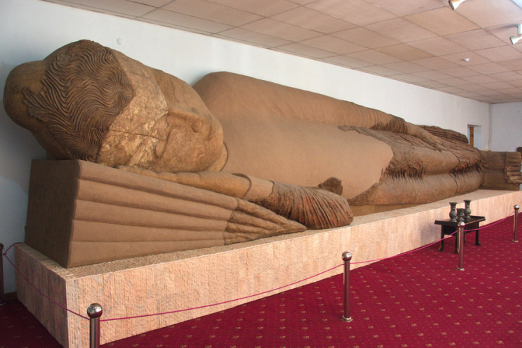 Фигура 12-метрового Будды в Душанбе