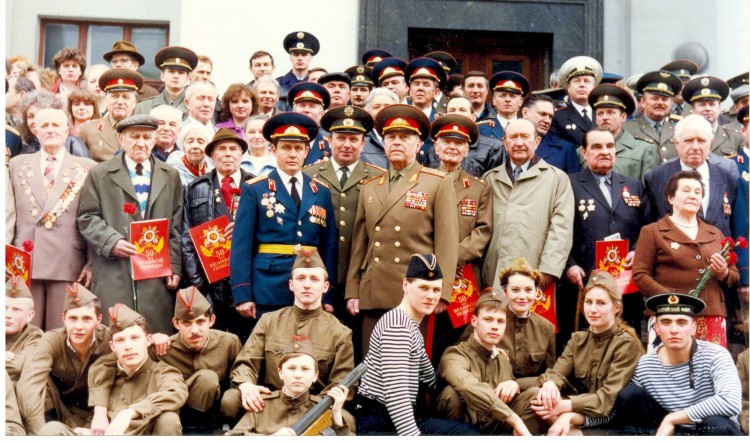 Генерал-майор ветеринарной службы О.С. Беленький, с воспитанниками, полковник В.П. Ветров с ветеранами ВОВ в Кузьминках